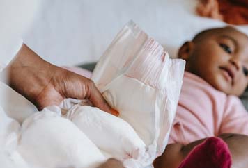 Babys richtig wickeln: Tipps zum Windeln wechseln