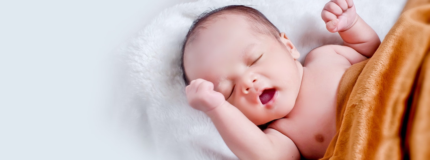 Baby schläft und erhält Glückwünsche zur Geburt