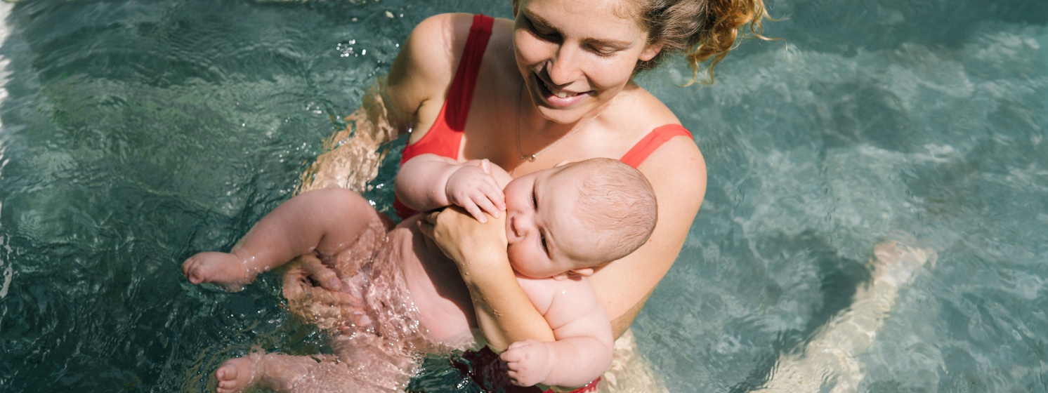 Mama mit Kind im Wasser