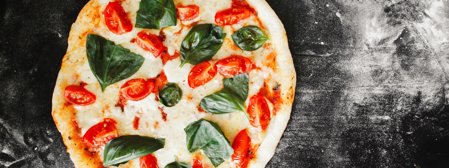 Pizza mit Mozzarella darf auch in der Schwangerschaft gegessen werden, da sie gut durcherhitzt ist