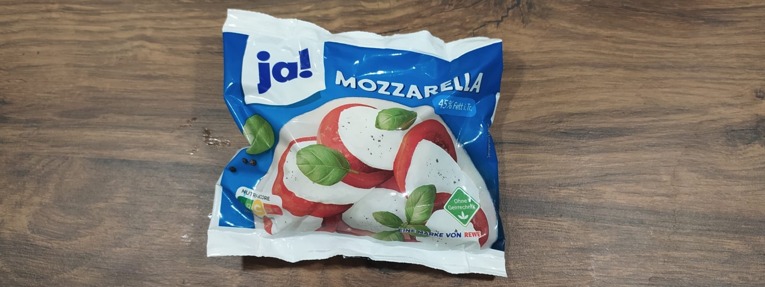 Eine Packung mit Mozzarella aus pasteurisierter Kuhmilch