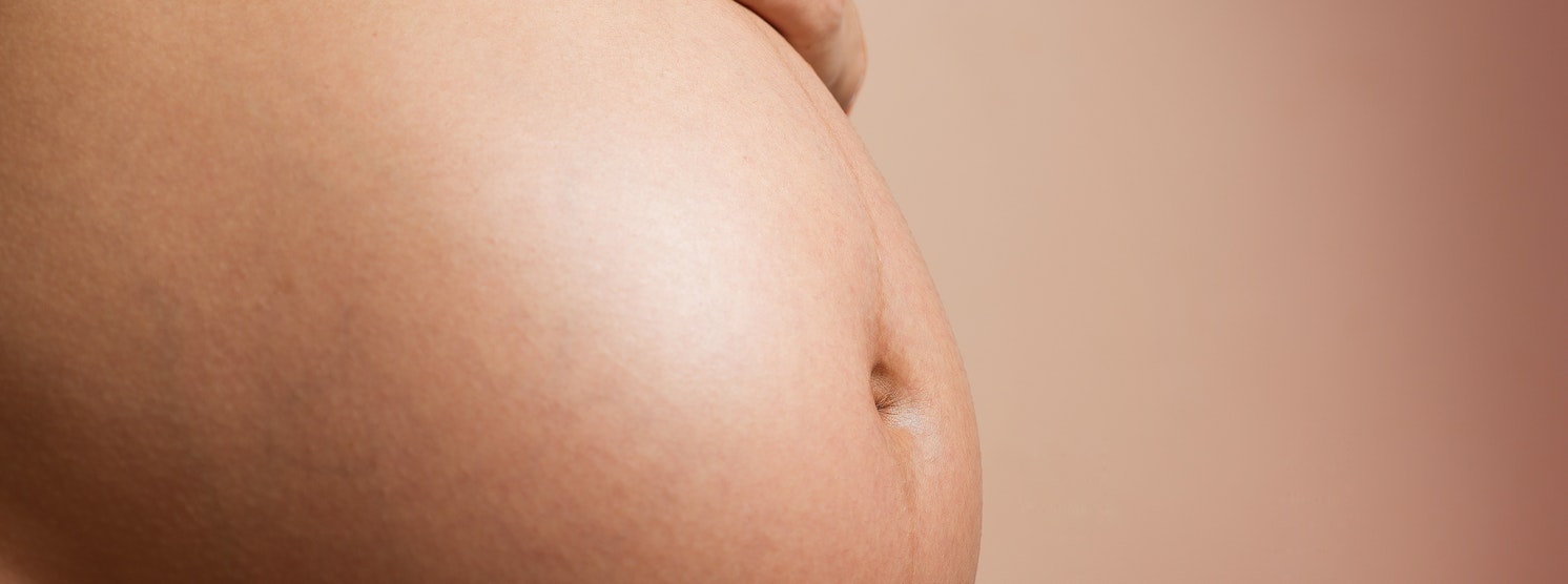 Die Geburtsphasen beginnen mit der Eröffnungsphase. In den Tagen zuvor hat sich der Bauch bereits gesenkt. 