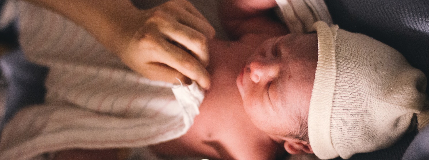 Ein neugeborenes Baby wird gesäubert