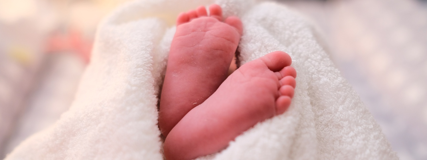 Füße eines neugeborenen babys