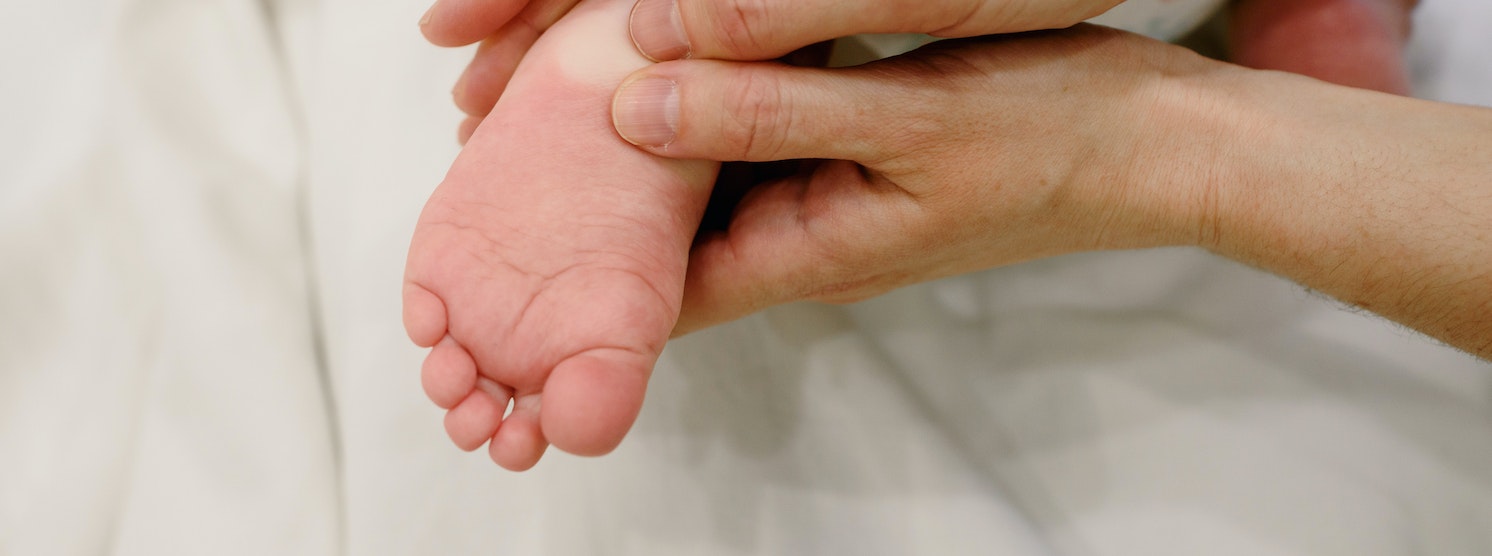 Baby und Osteopathie - Behandlung am Fuß
