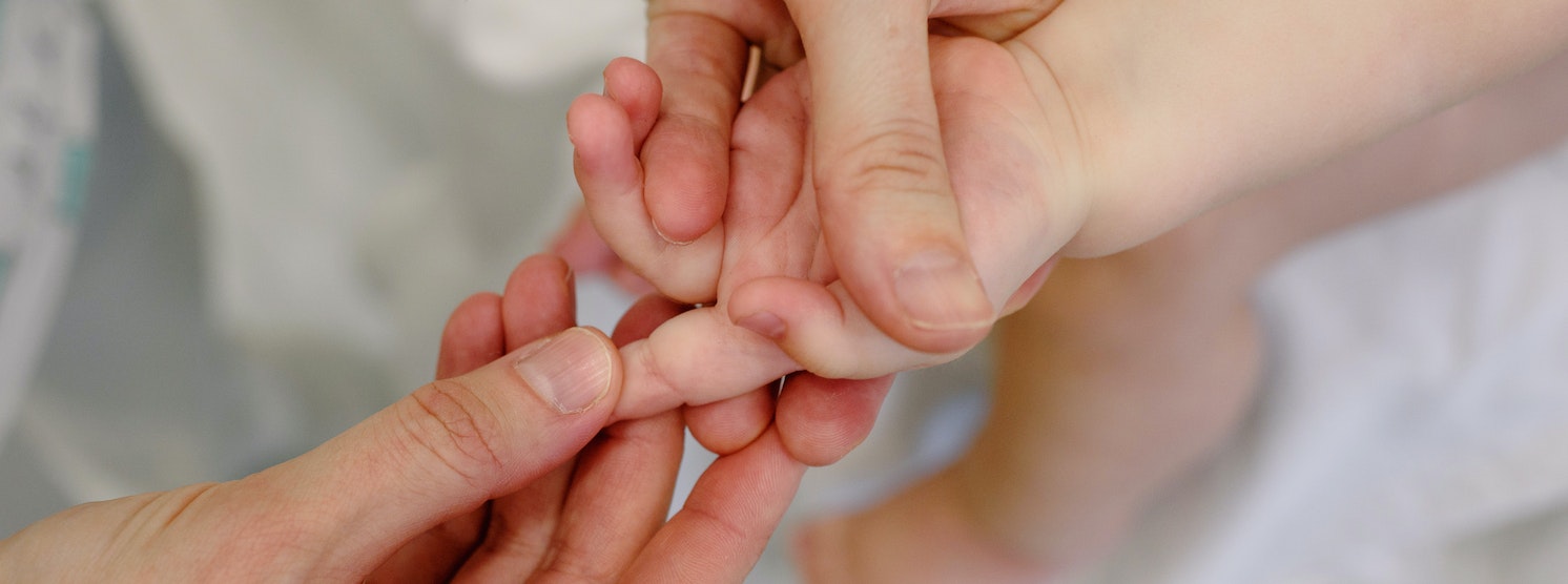 Baby und Osteopathie: Experte untersucht Babyhand